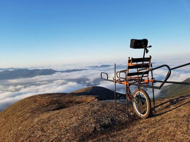 Cadeira de rodas adaptada permite pessoas com deficiência praticar montanhismo e fazer trilhas