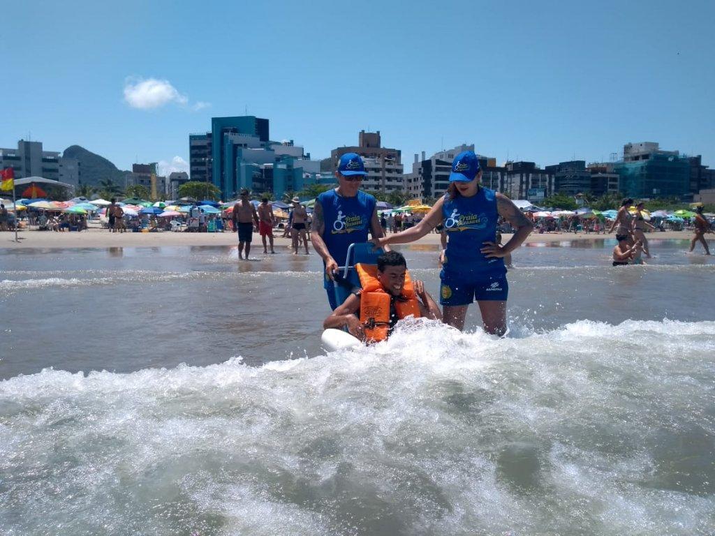 Praia para todos: cadeiras de rodas flutuantes permitem banho de mar para pessoas com deficiência