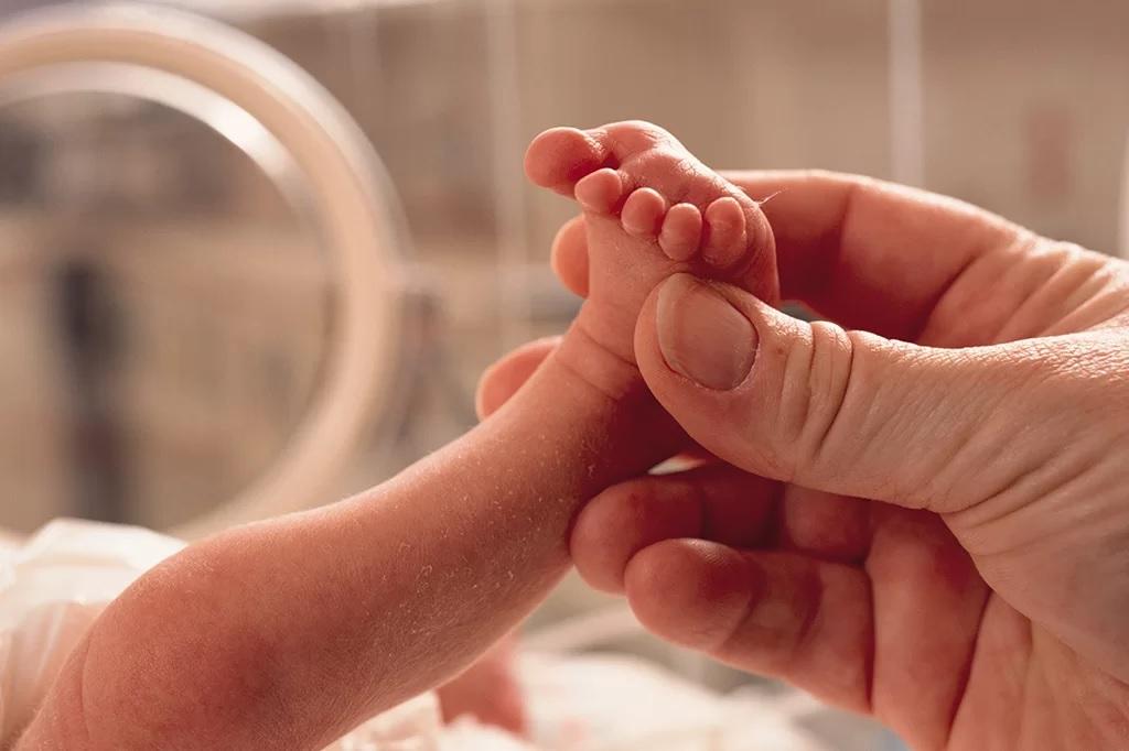 Estudo sobre prematuridade de bebês no Brasil revela dados sobre tempo de internação e sequelas mais comuns
