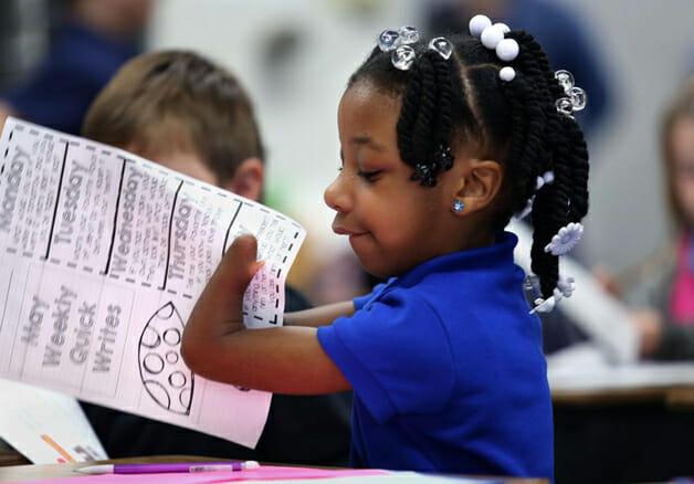 Menina que nasceu sem as mãos é bicampeã em concurso de caligrafia nos EUA