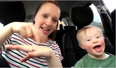 Mães de crianças com Síndrome de Down 'cantam' em libras contra o preconceito